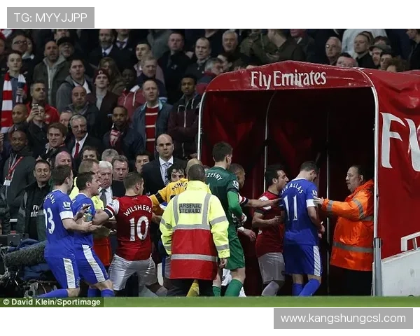 卢顿主场悬挂新帅威尔希尔老球衣彰显青训情怀